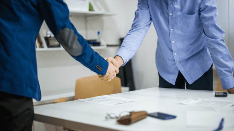 The two reached a partnership and shook hands.