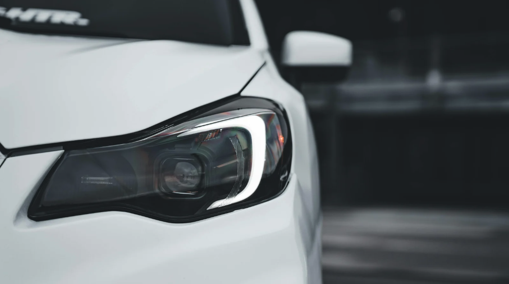 The headlights of the car on rainy and foggy days