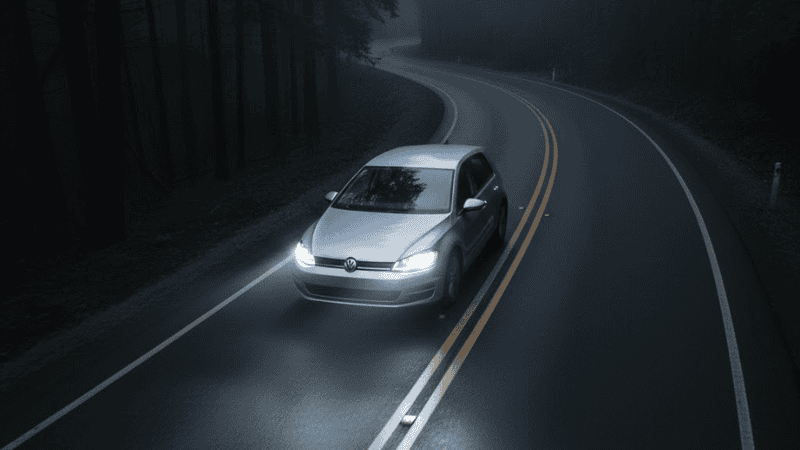 Escena de conducción semi-realista por la noche en una carretera sinuosa, faros del VW Golf 7.5 girando activamente con el ángulo de dirección, haz de luz siguiendo la curva, entorno realista, visualización técnica.