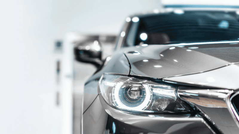 Das Bild zeigt ein graues Auto mit ordnungsgemäß installierten Scheinwerfern.